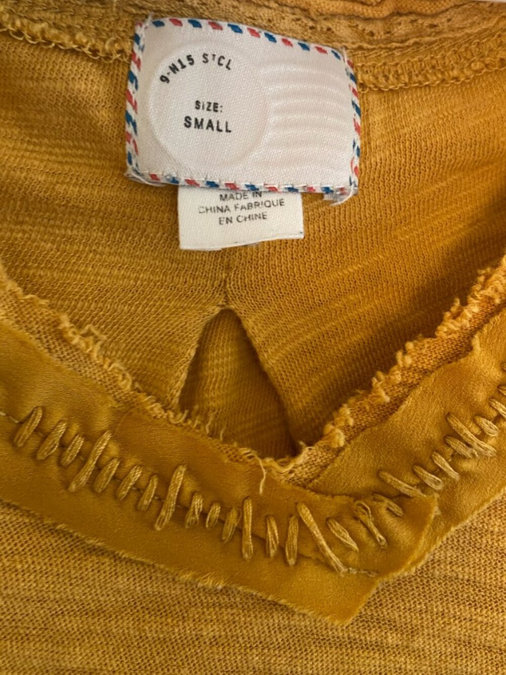 9-H15 STCL Mustard Yellow Slouchy V-Neck Pocket Top Size Small - Picture 6 of 9